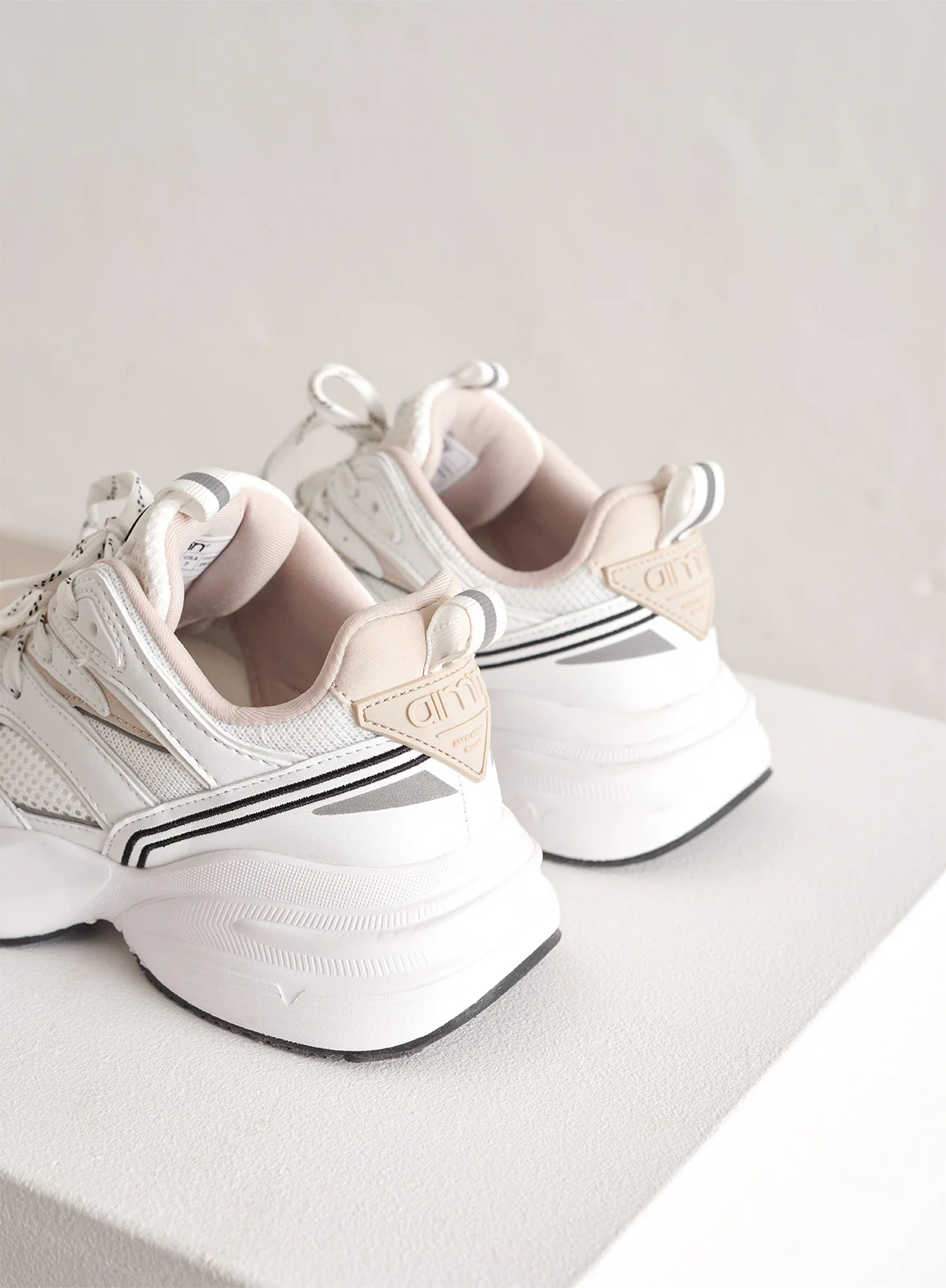 White Athena 100 - Image 3