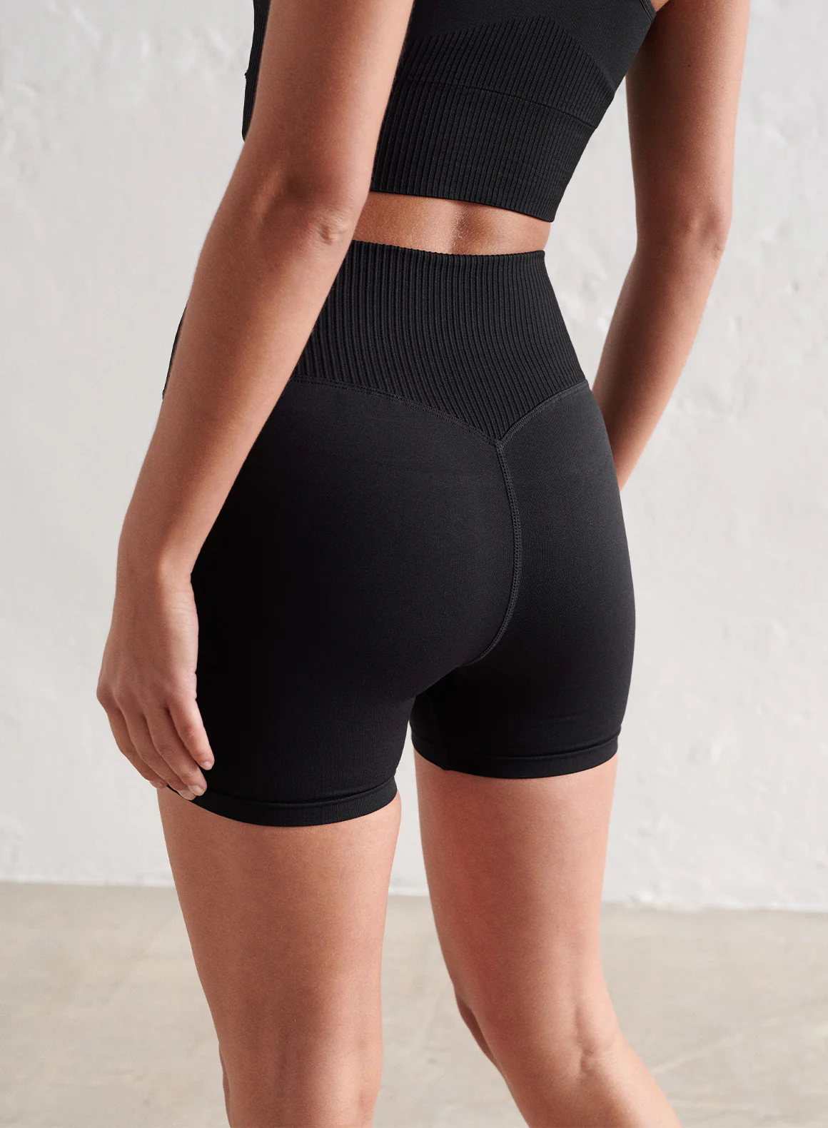 Black Limitless Seamless Midi Biker Shorts - Image 3