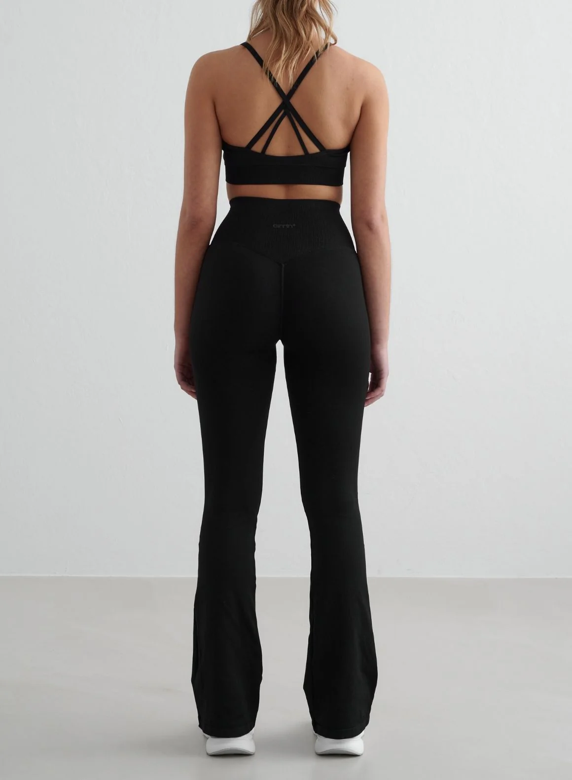 Black Shape Seamless Cross Back Bra - Image 4