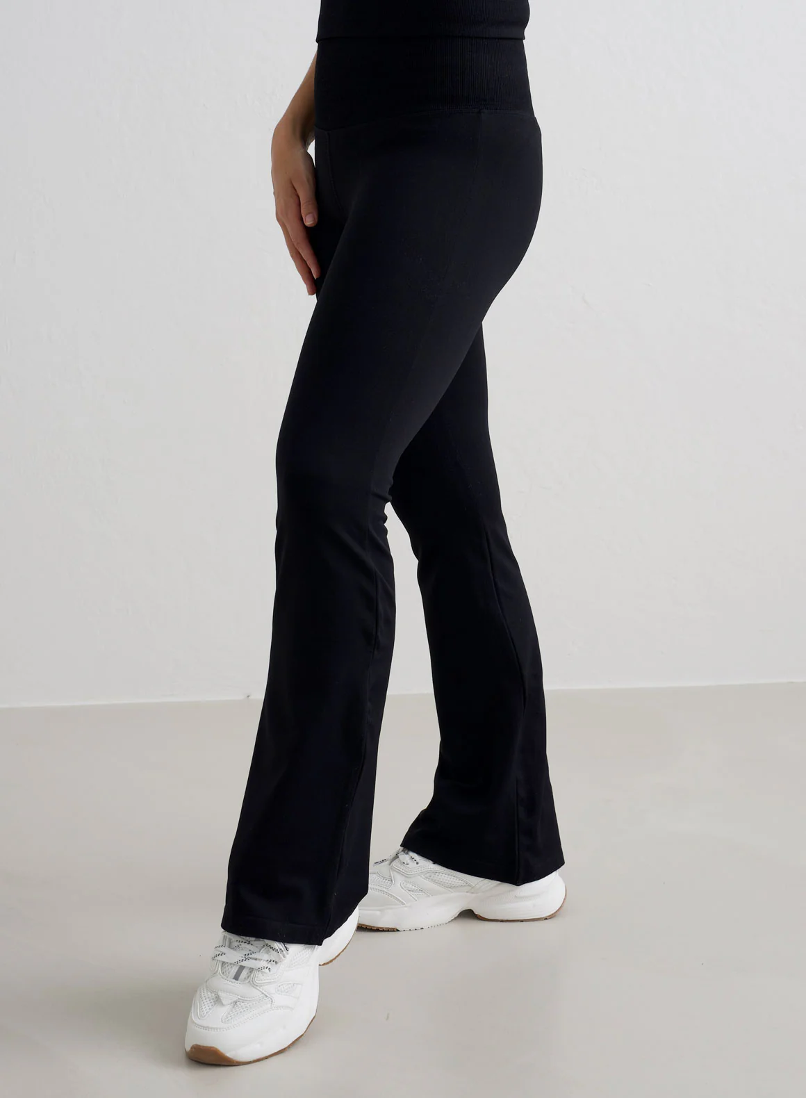 Black Shape Seamless Flare Petite Tights - Image 2