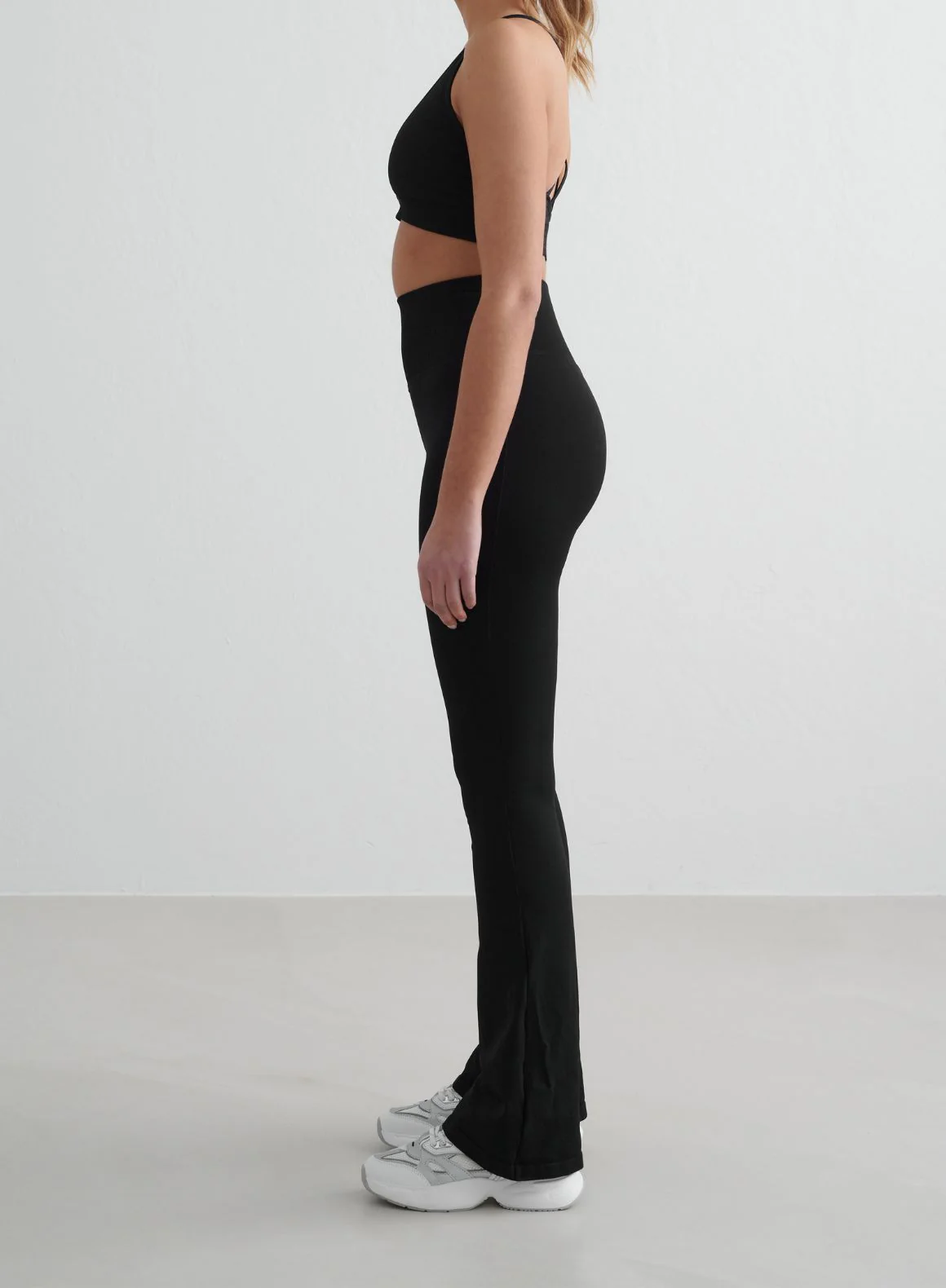 Black Shape Seamless Flare Tights & Cross Back Bra Set - Image 3